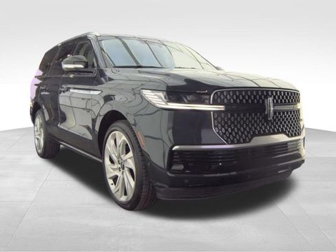 Used 2025 Lincoln Navigator Reserve image 3