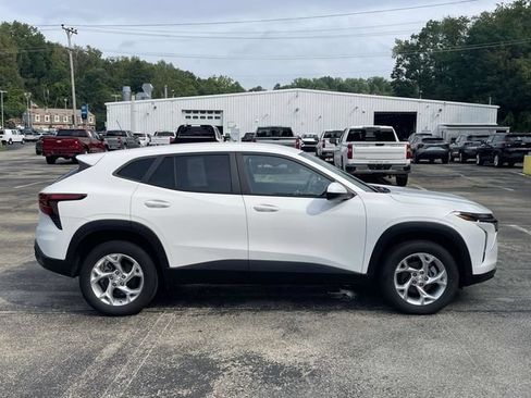 Certified 2024 Chevrolet Trax LS w/ LS Convenience Package FWD image 3