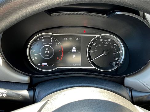 Used 2022 Nissan Versa SV FWD image 11