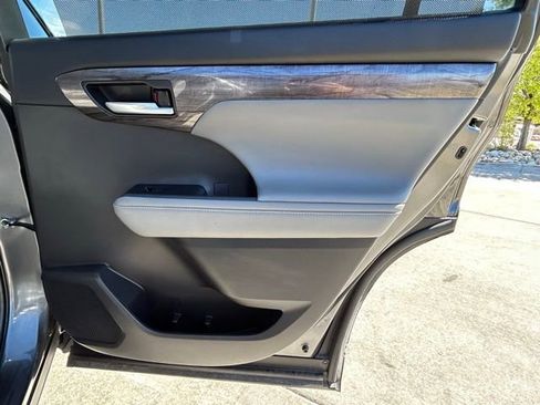 Used 2023 Toyota Highlander Platinum image 28