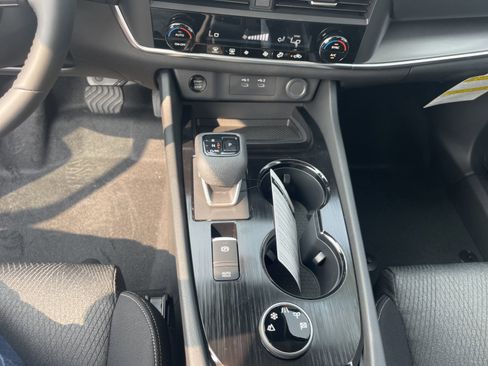 Used 2025 Nissan Rogue SV image 19