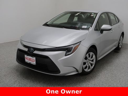 Used 2024 Toyota Corolla LE image 2