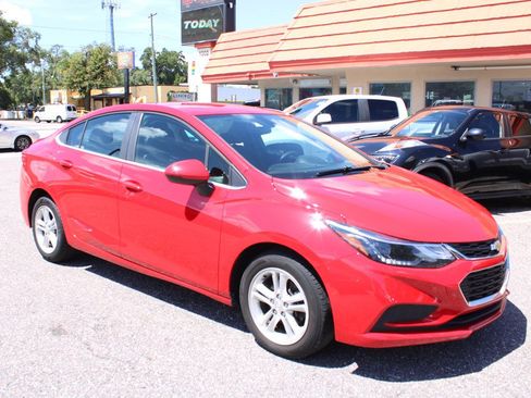 Used 2018 Chevrolet Cruze LT FWD image 4