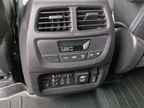 Used 2018 Honda Pilot Touring image 30