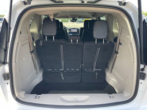 Used 2024 Chrysler Pacifica Limited FWD image 25