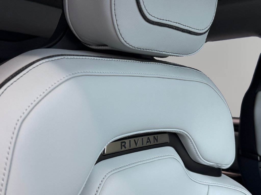 Used 2025 Rivian R1S Adventure Dual AWD/4WD image 29