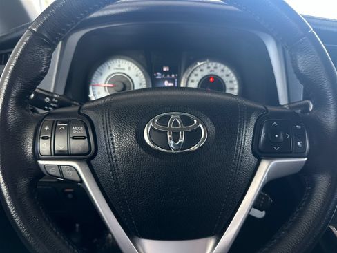 Used 2017 Toyota Sienna SE FWD image 21