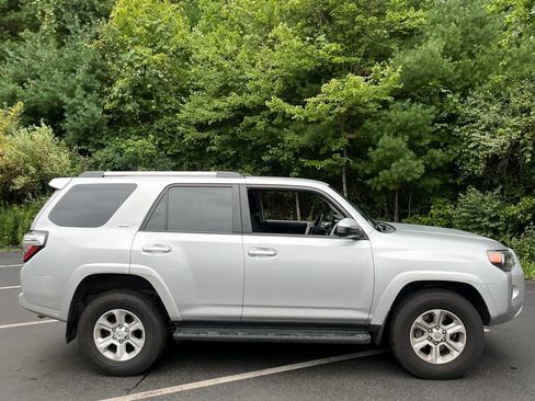Used 2024 Toyota 4Runner SR5 AWD/4WD image 7