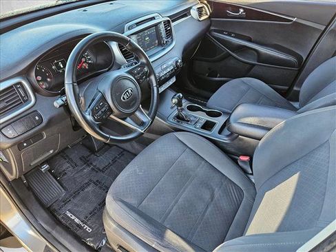 Used 2017 Kia Sorento LX w/ LX Convenience Package image 9