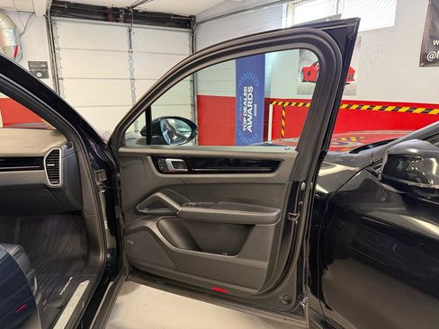 Used 2022 Porsche Cayenne Platinum Edition image 40