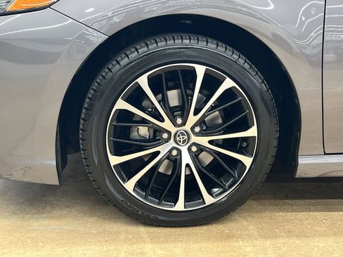 Used 2019 Toyota Camry SE image 11