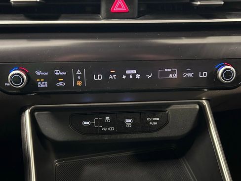 Used 2025 Kia Carnival FWD image 17