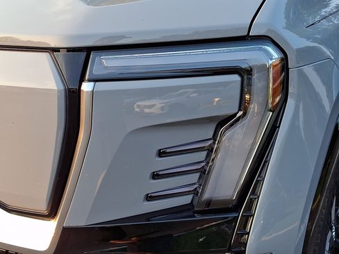 Used 2024 GMC Sierra EV Denali AWD/4WD image 9