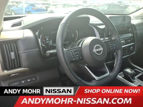 Used 2024 Nissan Pathfinder Platinum image 16