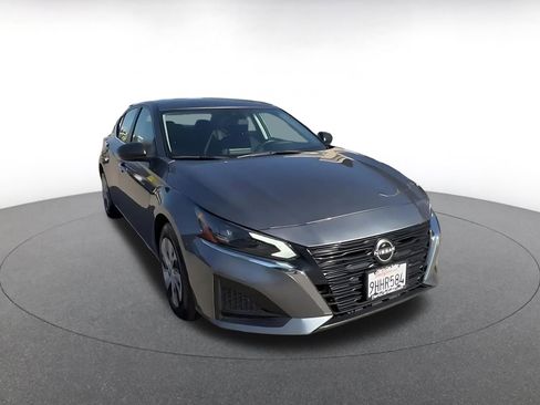 Used 2024 Nissan Altima 2.5 S image 3