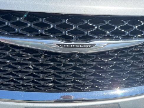 Used 2023 Chrysler Pacifica Touring-L FWD image 13