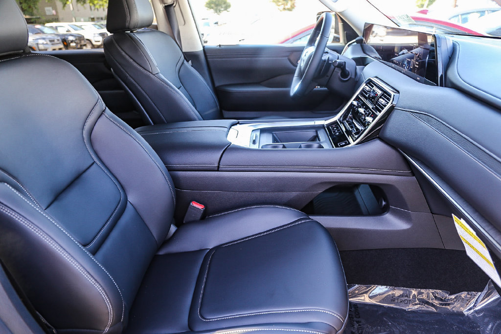 Used 2025 Nissan Armada SV AWD/4WD image 18