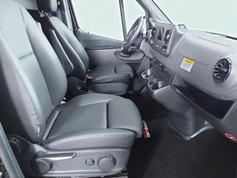 Used 2022 Mercedes-Benz Sprinter 2500 image 4