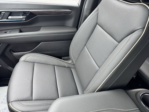 New 2025 Chevrolet Suburban Premier image 28