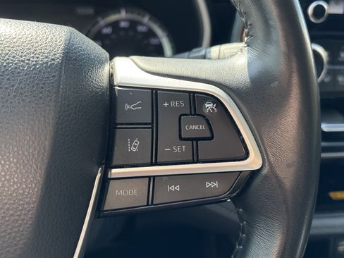 Used 2024 Toyota Highlander XLE AWD/4WD image 19