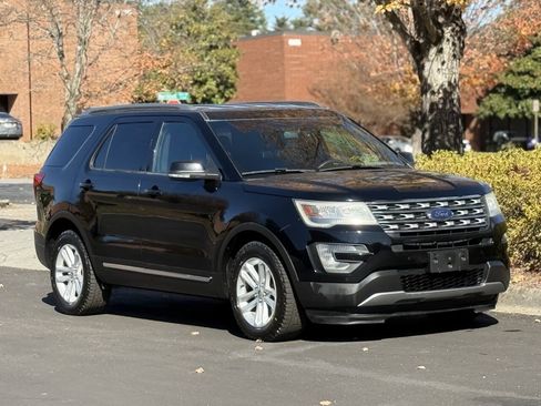 Used 2016 Ford Explorer XLT w/ Equipment Group 202A FWD image 3