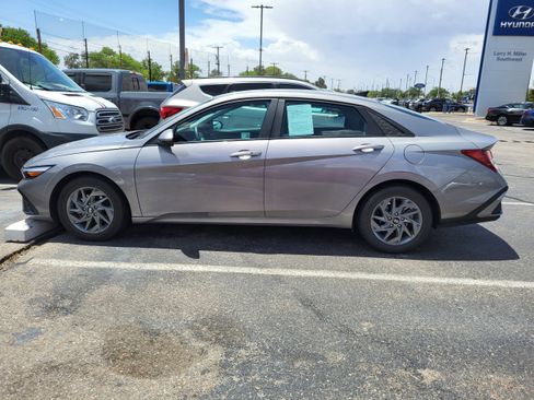 Used 2024 Hyundai Elantra SEL FWD image 21
