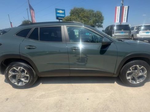 Used 2025 Chevrolet Trax LT FWD image 9