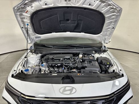 Certified 2025 Hyundai Elantra SEL FWD image 18