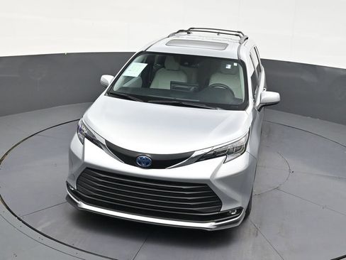 Used 2025 Toyota Sienna XLE image 19