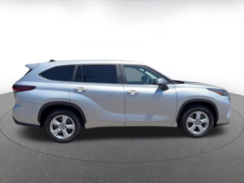 Used 2025 Toyota Highlander LE FWD image 16