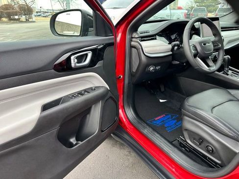 Used 2025 Jeep Compass Limited image 11