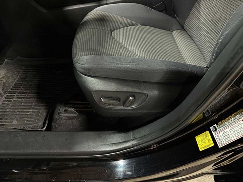 Used 2023 Toyota Highlander LE AWD/4WD image 24