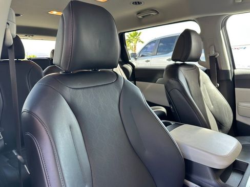 Used 2022 Kia Carnival LX FWD image 31