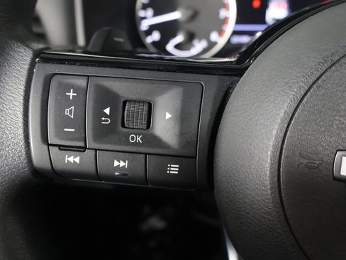 Used 2023 Nissan Rogue SV image 37