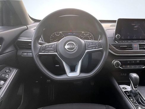 Used 2025 Nissan Altima 2.5 SV FWD image 10
