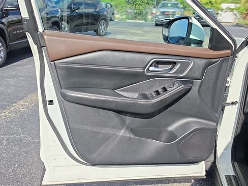 Used 2021 Nissan Rogue SV w/ Premium Package FWD image 18