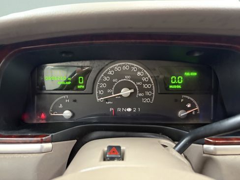 Used 2003 Lincoln Town Car Signature image 33