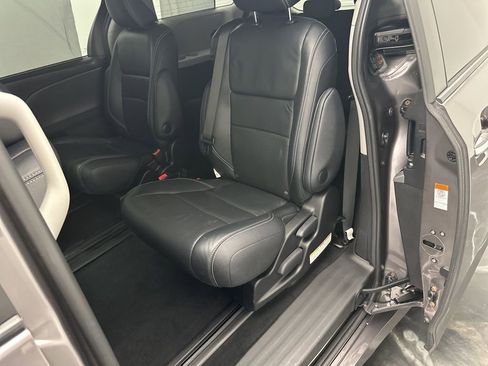 Used 2017 Toyota Sienna SE Premium image 14