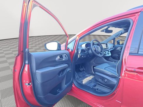 New 2026 Chrysler Pacifica Limited w/ Uconnect Theater Family Group image 11