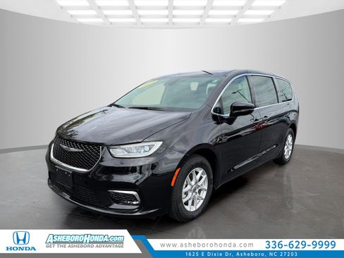 Used 2024 Chrysler Pacifica Touring-L image 1