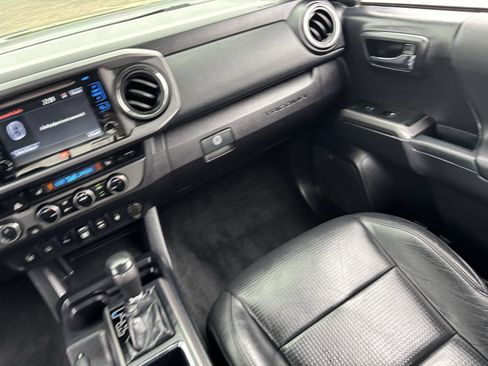 Used 2018 Toyota Tacoma TRD Off-Road AWD/4WD image 17