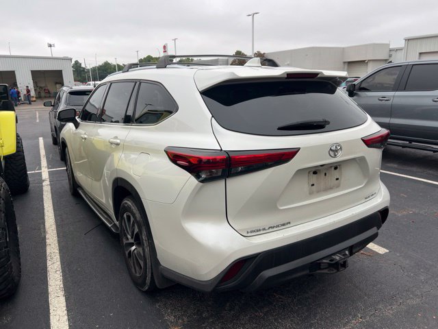 Used 2021 Toyota Highlander XLE AWD/4WD image 7