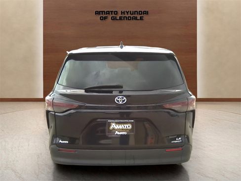 Used 2023 Toyota Sienna LE image 5