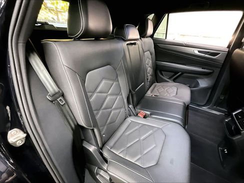 Used 2024 Volkswagen Atlas Cross Sport SE image 29