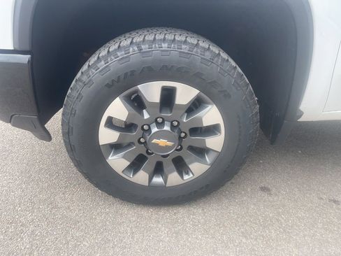 Used 2024 Chevrolet Silverado 2500 Custom w/ Custom Value Package image 15