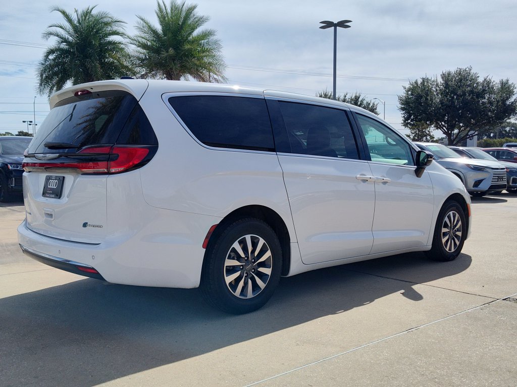 Used 2024 Chrysler Pacifica Limited FWD image 10