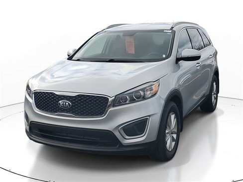 Used 2016 Kia Sorento LX image 2