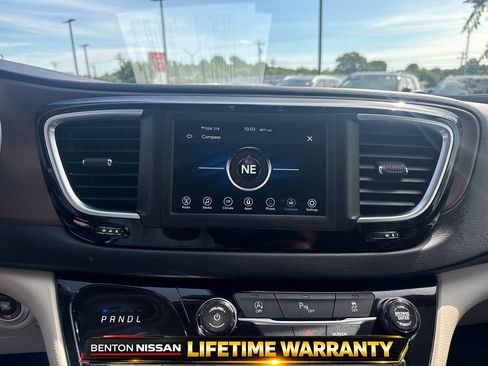 Used 2018 Chrysler Pacifica Touring Plus w/ Tire & Wheel Group FWD image 18