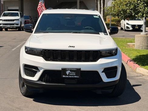 Used 2023 Jeep Grand Cherokee Altitude AWD/4WD image 3