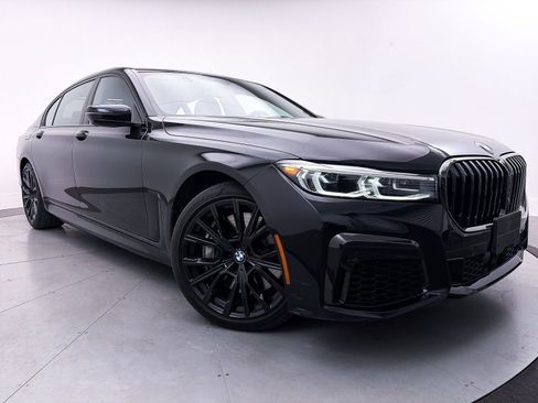 Used 2022 BMW 750i xDrive w/ Luxury Rear Seating Package image 2